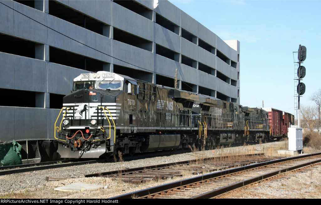 NS 7670 leads a train at Southern Junction